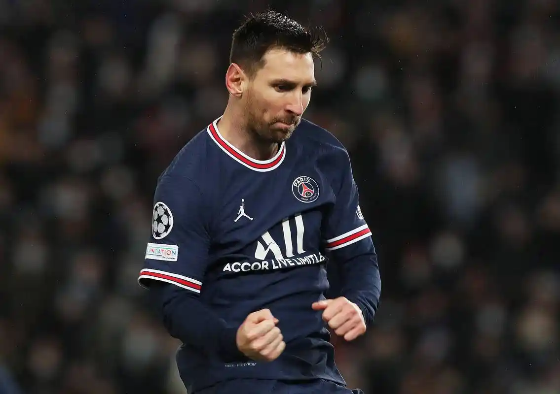 足球——欧冠:巴黎圣日耳曼胜布鲁日_梅西双响 巴黎欧冠出线_球员