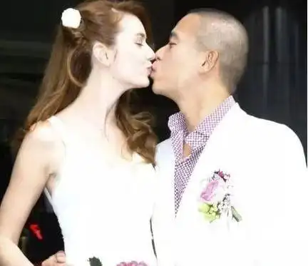 分手见人品,果真如此. 周立璟兜兜转转,最后娶了霍启刚的前任卢恬儿.