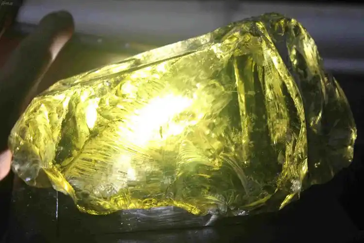 珍品,原矿黄水晶一个,出土品,年代不详,千年以上,书友请看后面那灯光