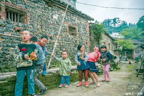 岭头山村的笑脸会融化你的童年