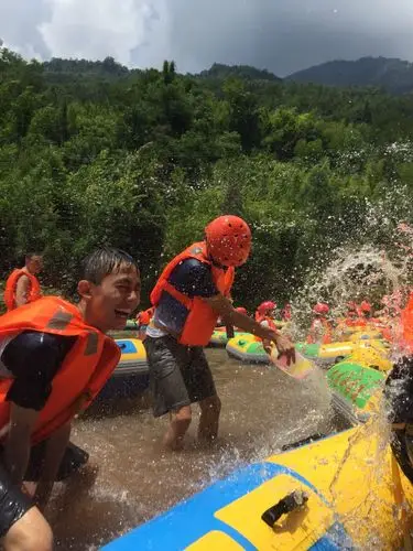 崇州九龙峡漂流