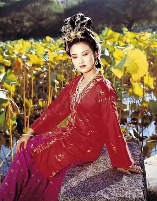 盘点87版红楼梦王熙凤的74套服装看看哪件被你忘记了