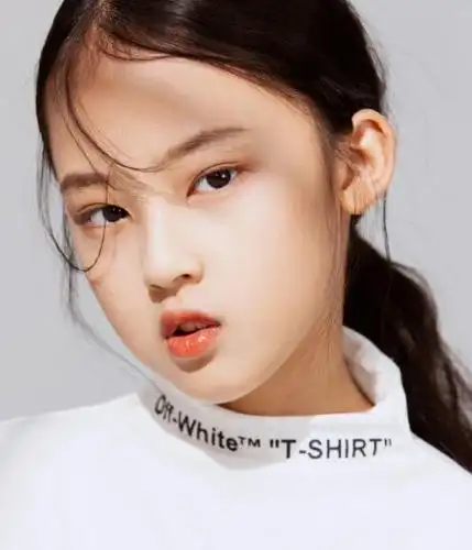 仅九岁颜值高身材好,未来女神诞生|tfboys|张婉儿|小女孩_新浪新闻