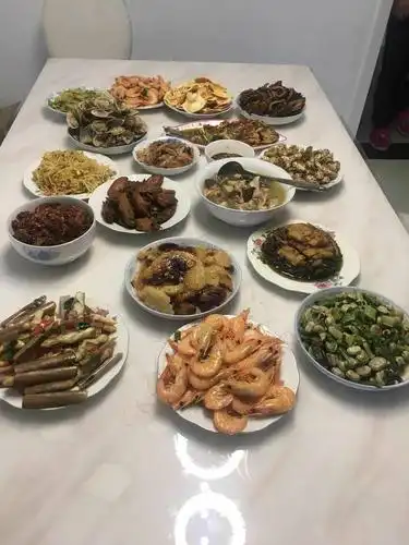 正月十五是中国的传统节日,元宵节,今天妈妈做了一大桌丰盛菜肴,让我