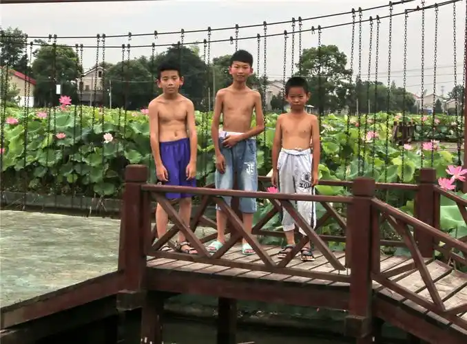 乡下打赤膊的可爱小男孩