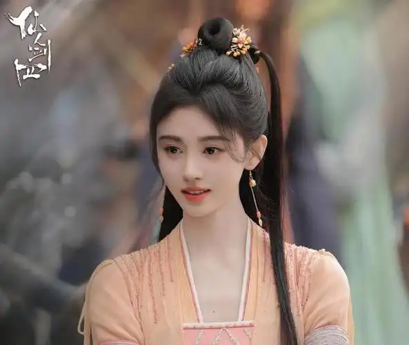 鞠婧祎的最新力作《花间令》点燃了全民热议的热潮,这部剧的魅力源于