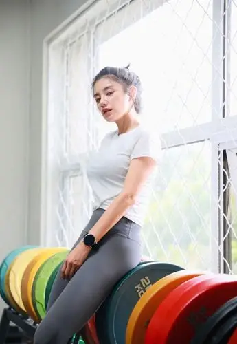 女主持人伊一现场失误少穿了一件衣服张国立愣是一小时没回头