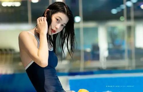 纯纯的泳池女郎