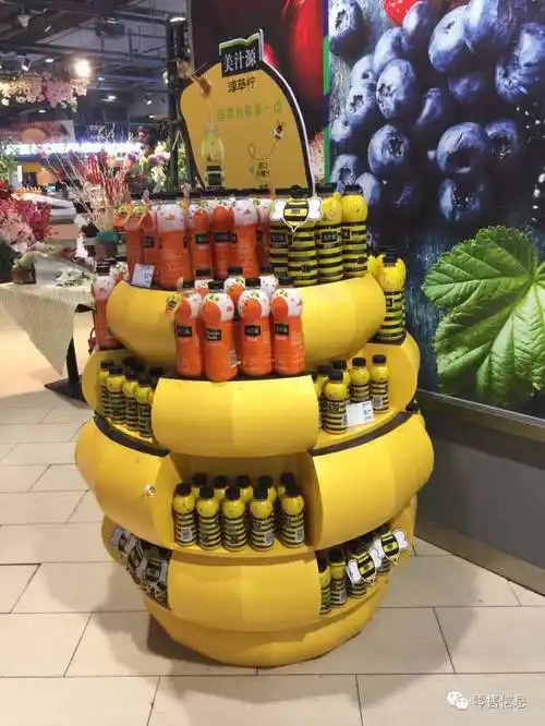 现在很少有这种陈列了▲货架顶层的情景设计与商品陈列搭配还是挺不错