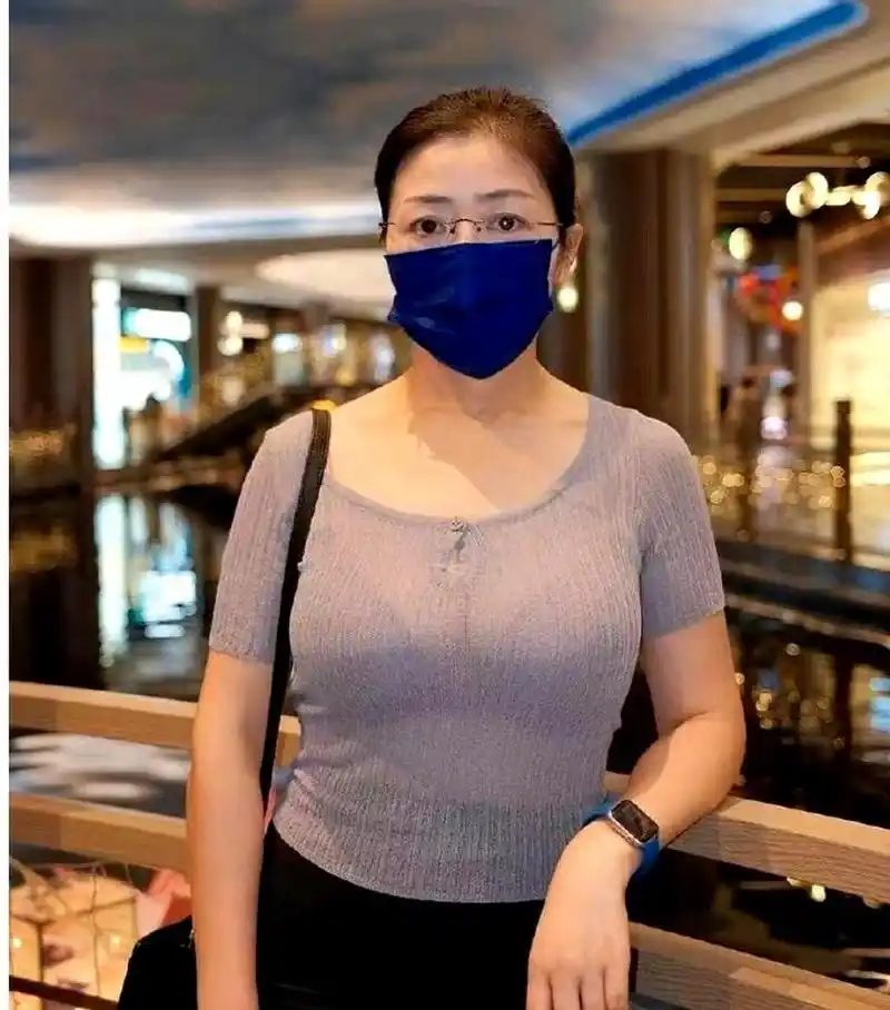 王丽莎是鼻祖级网红之一,与芙蓉姐姐同期活跃于微博时代,当时还没有