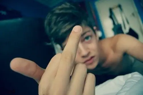 竖起中指_改变自己操起生活过