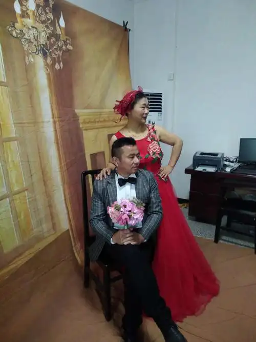 老六和樊利花是今天照相中最年轻的人了