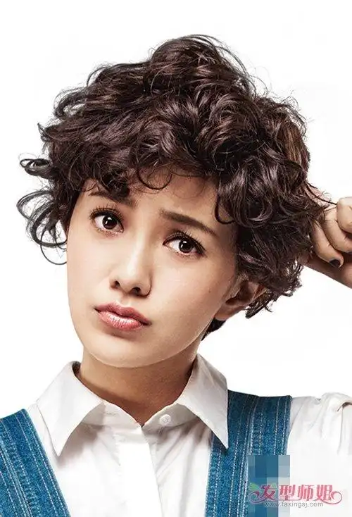 女生烫卷潮流有范的泡面头短发玩转时尚个性辣眼睛卷发设计