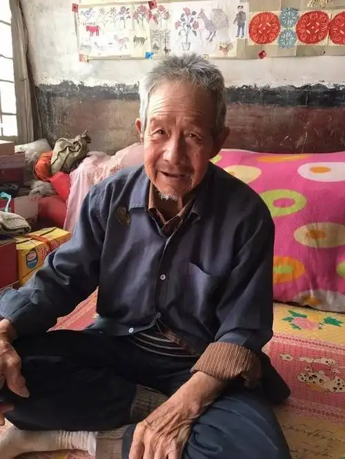 头条| 娄烦偏远山村有一位画家老大爷,他用最简单的