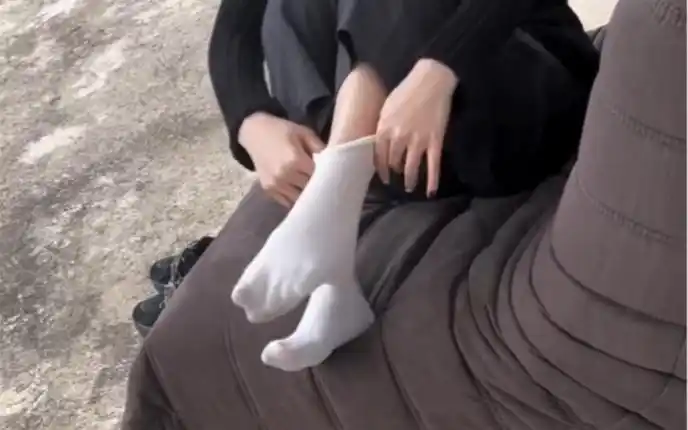 白袜棉袜配灰色板鞋,这样穿搭是你的女神吗?