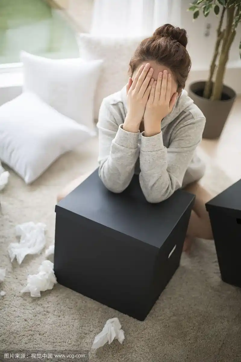 悲伤的女人用手捂着脸