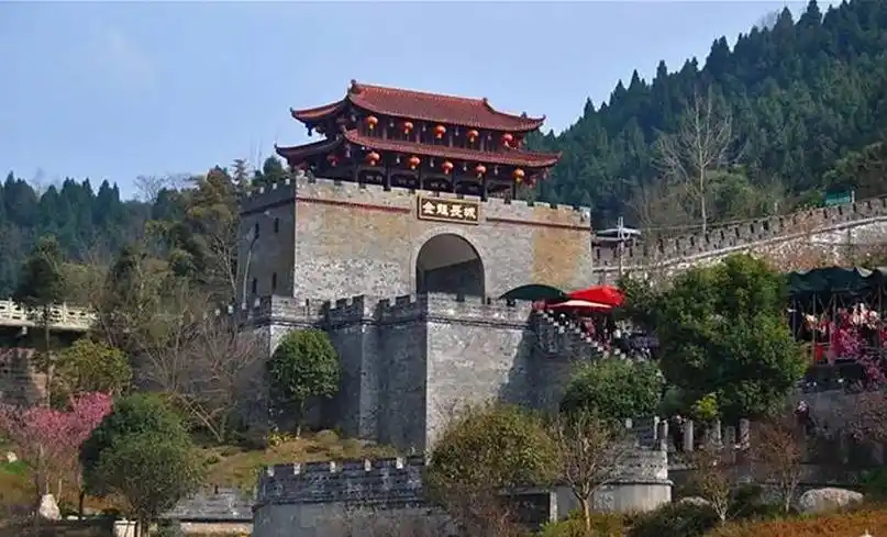 洛带长城原名金龙长城,因坐落于四川省成都市龙泉驿区 - 抖音