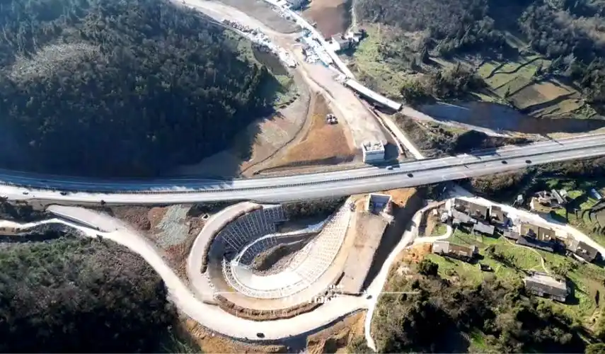 有高速预计持续29天将启动钢箱梁吊装工程g76厦蓉高速摩尼互通跨线桥