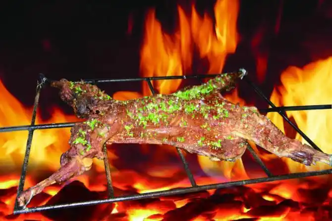 围着篝火吃烤羊 冬日驱寒嗨全场 围着火堆欢歌载舞,形成盛大的篝