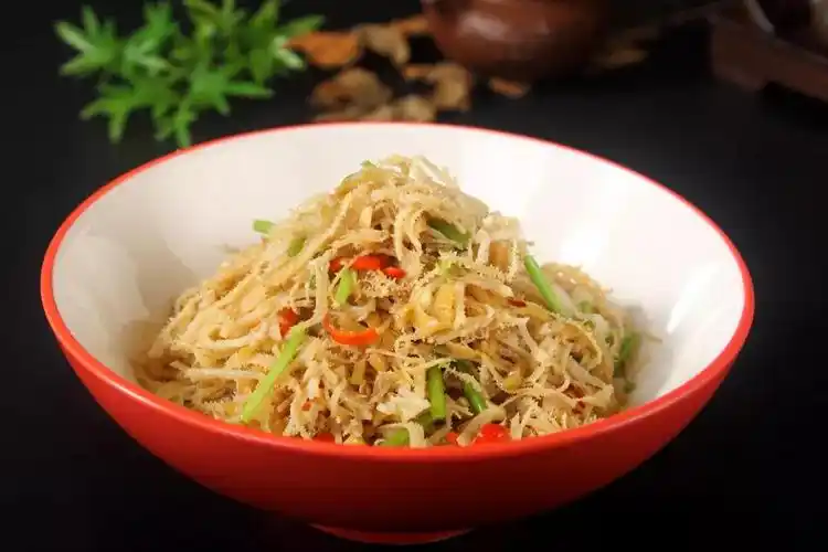 白辣椒炒牛百叶:是一道纯正的湘菜,白辣椒在外地很少能吃到,不知道你