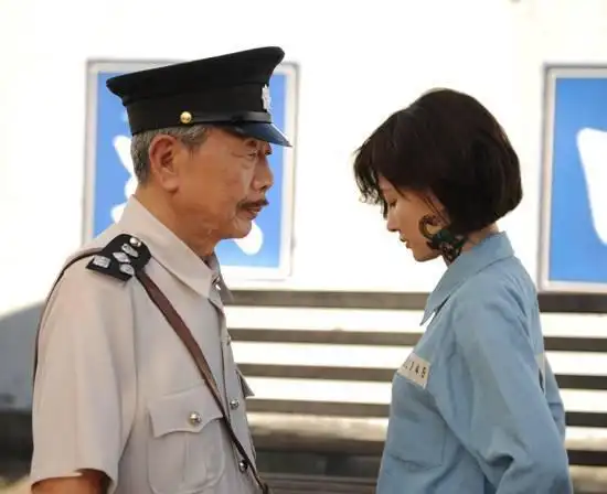 监狱长故意把美女囚犯关在男重刑犯牢房是什么电视剧