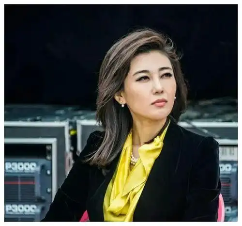 海峡两岸主持人李红,48岁了还像18岁少女,气质优雅备受好评