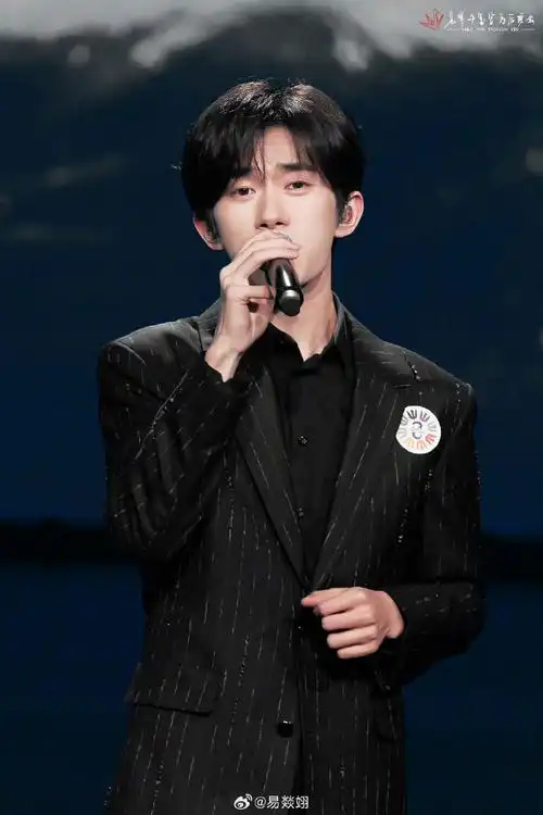 易烊千玺lindberg品牌全球代言人##易烊千玺代言瑞幸咖啡