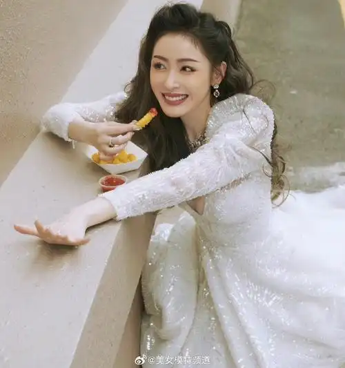 张天爱白色礼服裙红毯造型