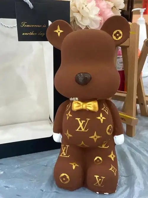 阳春探店暴力熊lv联名款石膏娃娃