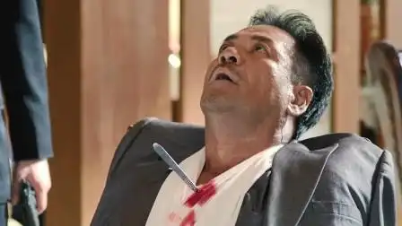 男子替汉奸换药,趁对方不备,一刀插进汉奸的心脏