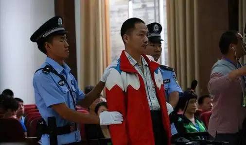 被告人名叫邵宗其,本来是在云南腾冲的小村庄里,经营着木材生意,生活