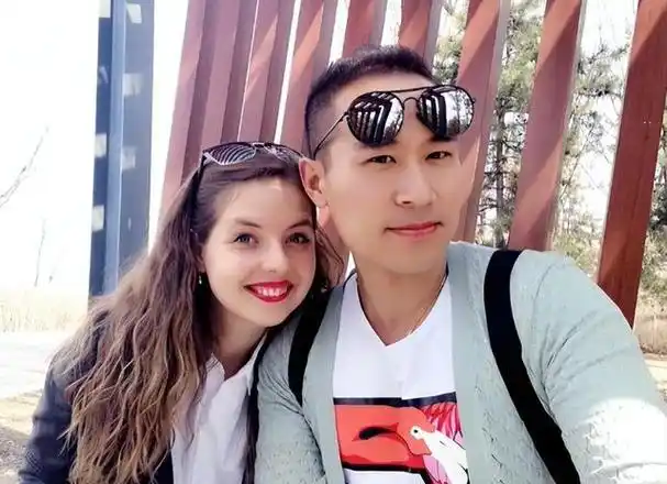 回顾小伙娶乌克兰美女,生3个混血宝宝,因战火丈母娘也定居中国