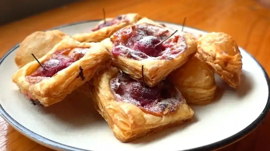 2分钟学会做樱桃丹麦酥,方法简单易学,酥脆酸甜比蛋挞还好吃-美食视频