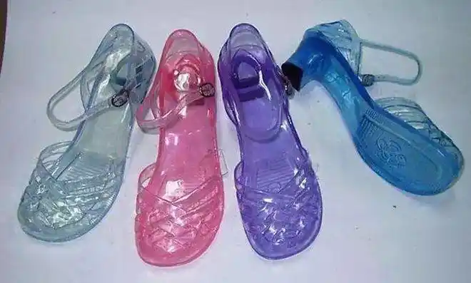 每个小女孩的童年,都有几双这样的塑料凉鞋,五颜六色,好看又便宜.