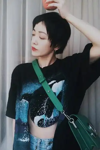 郭采洁粉色格子裙秀好身材,洋气时尚又减龄,短发红唇干练又有范-爱