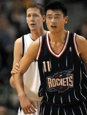 组图姚明再创得分新纪录本场比赛共得30分