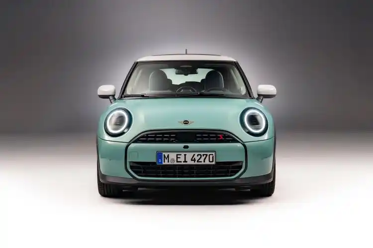 全新minicooper燃油版官图发布延续电动版设计