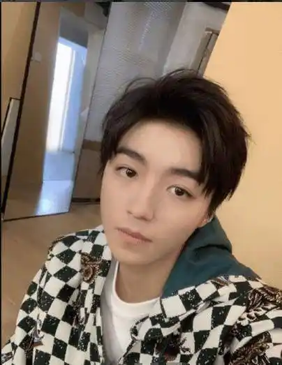 原创王源秀锁骨易烊千玺晒湿发看到王俊凯的眼神一秒沦陷了