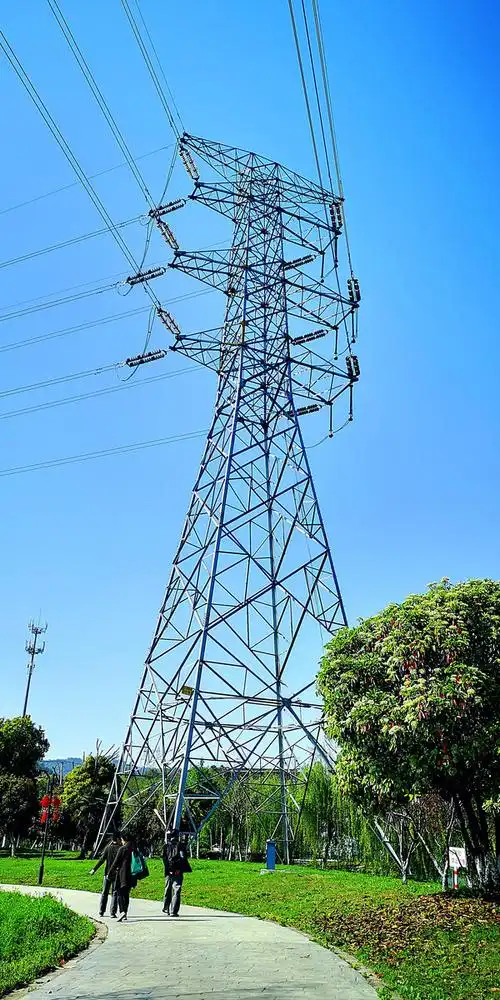 手机拍摄雄伟的高压电铁塔