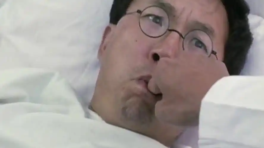 杀手以为男子被捂死了放开枕头回头一看结果气得差点吐血