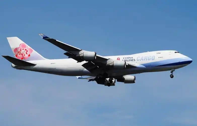 落地过早 华航波音747货机撞坏机场3盏跑道灯