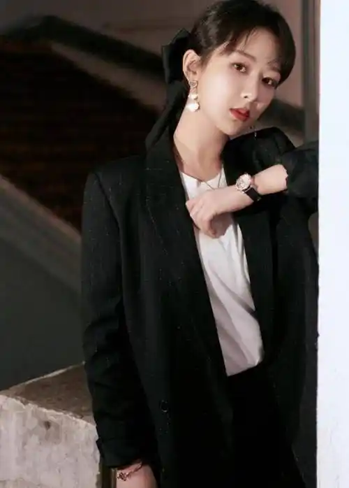 以上便是杨紫的西服套装穿搭风格,霸气又不失女人味,尽显高贵气质.