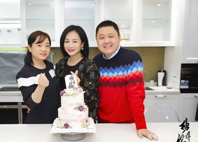 43岁涓子身材发福了,穿丝绒短裙配碎花外套,看着显胖却美得自信