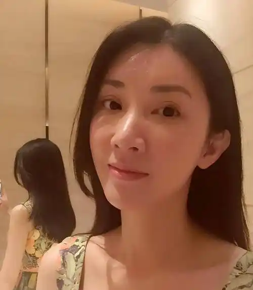 48岁的广东台主持伍燕,戏里是大龄剩女,现实已有一个儿子_朱莉娅_吴艳