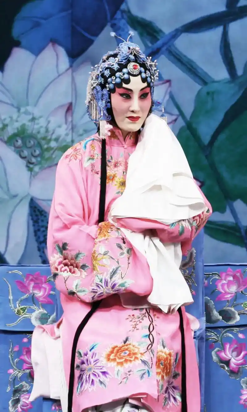 京剧《锁麟囊》剧照 薛湘灵～张火丁饰演 中国戏曲学院 201 - 抖音