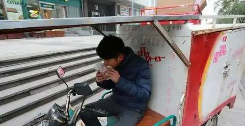 快递小哥透露心酸经历,每月罚款起步500,看到收入直言想辞职