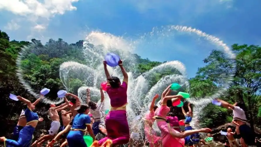 《难忘的泼水节》-课件_第1页