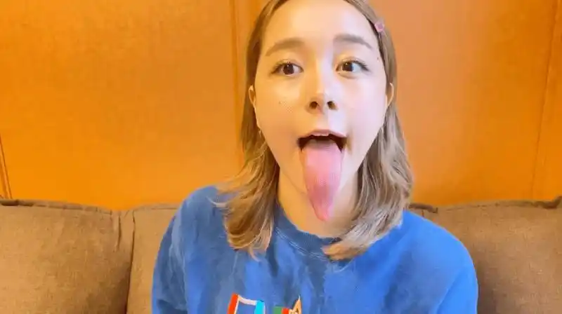 25岁混血女星有10cm超长舌头曝拍吻戏失控经历这误会真的大了