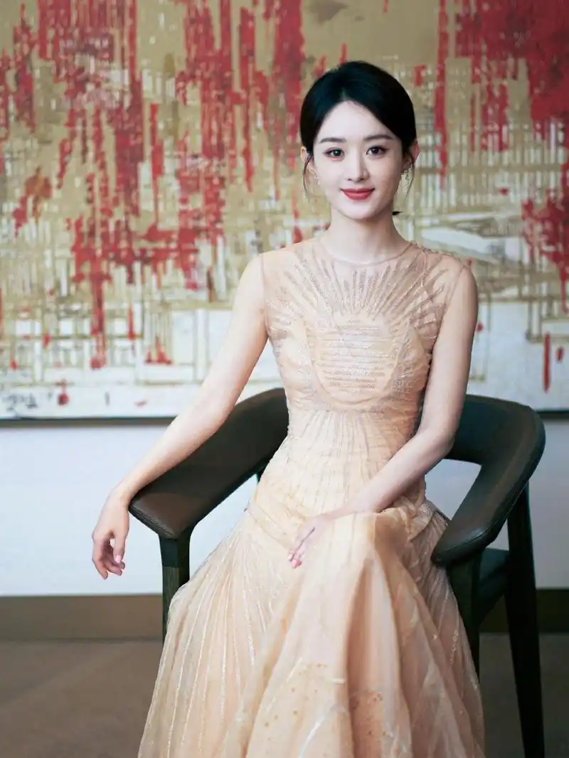 组图:赵丽颖杏色绣花长裙优雅端庄 扎"小揪揪"造型甜美俏皮