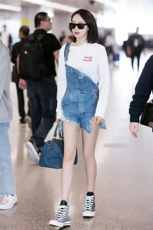 一身牛仔背带短裤搭配chanel×pharrell联名系列长袖t恤现身机场76